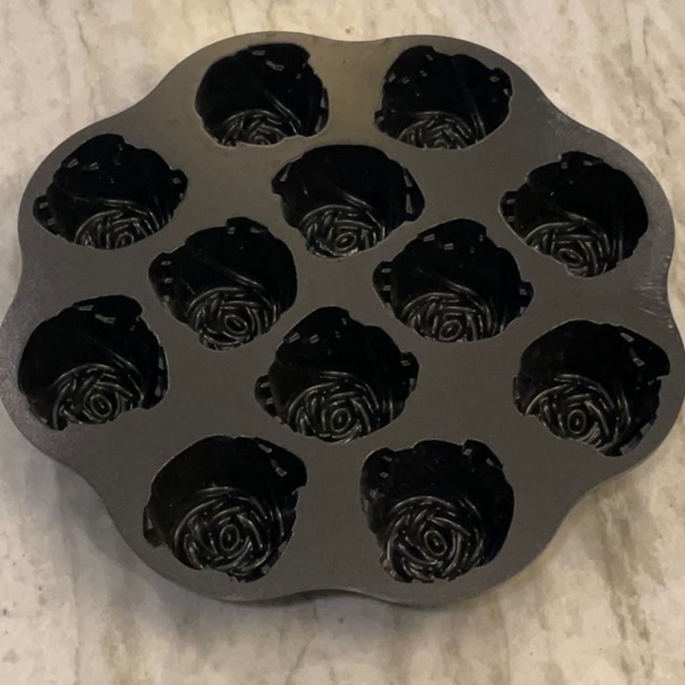 Nordic Ware Sweetheart Roses Pan - Picture 3 of 5